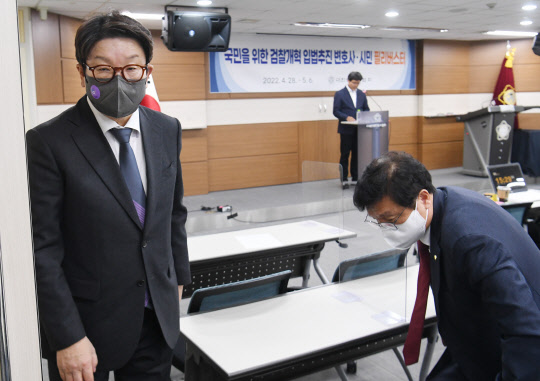 권성동(왼쪽) 국민의힘 원내대표가 2일 서울시 강남구 대한변협 강의실에서 열리고 있는 '국민을 위한 검찰개혁 입법추진 변호사·시민 필리버스터' 현장을 방문, 필리버스터를 참관한 뒤 행사장을 떠나고 있다.<국회사진기자단·연합뉴스>